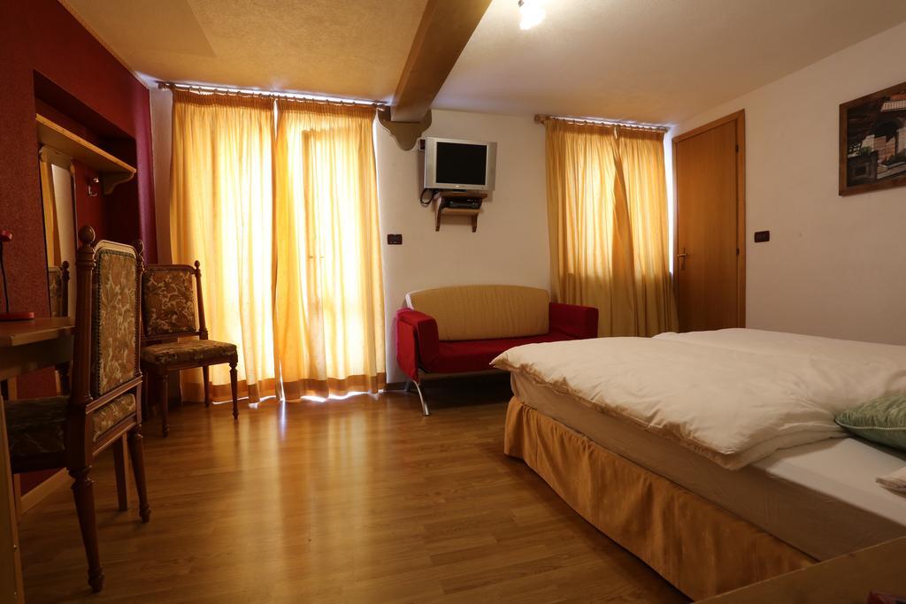 Albergo Centrale فورني دي سوبرا الغرفة الصورة